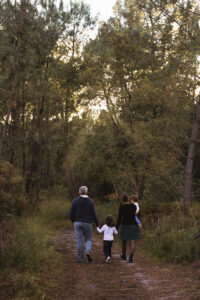 Un couple et deux enfants se promènent dans la forêt de Lège-Cap Ferret